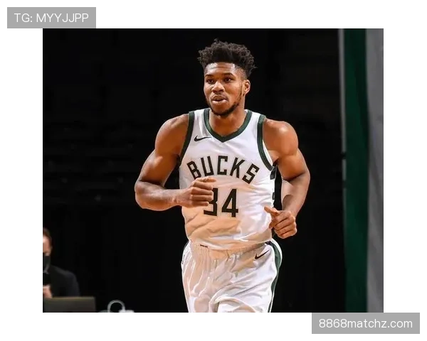 字母哥训练完直接啃鸡胸肉，这自律谁顶得住啊