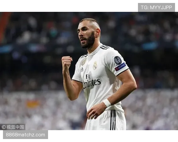 本泽马为何能长期占据首发？解析其不可替代的战术角色